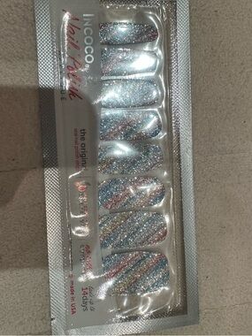 Incoco Glitter Striped Press-On Nails in Silver, Pink, Blue